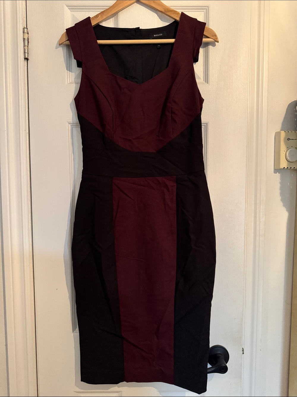 RW&CO. burgundy & black colorblock sheath dress, size 4. 🍷🖤